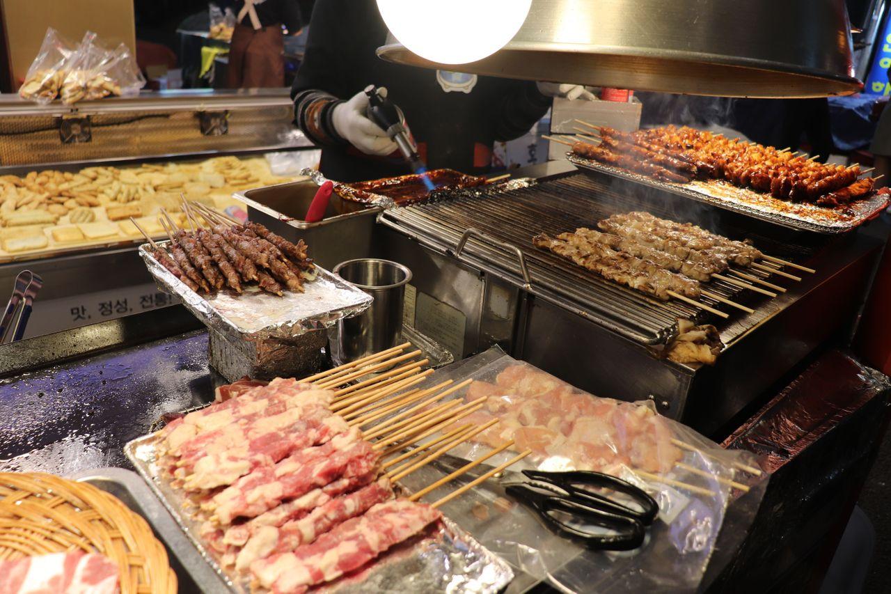 獨具創意的街邊小吃攤位，提供創新式的夜市料理選擇